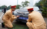 Kiểm tra, gắn biển xe ô tô phục vụ Đại hội Đảng lần thứ XIII