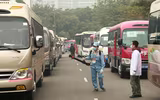 Kiểm tra, gắn biển xe ô tô phục vụ Đại hội Đảng lần thứ XIII