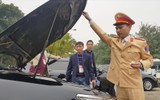 Kiểm tra, gắn biển xe ô tô phục vụ Đại hội Đảng lần thứ XIII