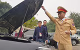 Kiểm tra, gắn biển xe ô tô phục vụ Đại hội Đảng lần thứ XIII
