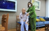 Hình ảnh đẹp của Công an Thủ đô cấp căn cước cho công dân