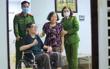 Hình ảnh đẹp của Công an Thủ đô cấp căn cước cho công dân