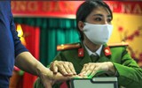 Hình ảnh đẹp của Công an Thủ đô cấp căn cước cho công dân