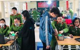 Hình ảnh đẹp của Công an Thủ đô cấp căn cước cho công dân