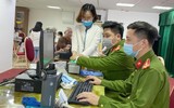 Hình ảnh đẹp của Công an Thủ đô cấp căn cước cho công dân