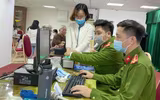 Hình ảnh đẹp của Công an Thủ đô cấp căn cước cho công dân
