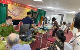 Hình ảnh đẹp của Công an Thủ đô cấp căn cước cho công dân