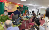 Hình ảnh đẹp của Công an Thủ đô cấp căn cước cho công dân