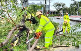 Lực lượng Công an toàn lực hỗ trợ người dân khắc phục hậu quả của bão Noru