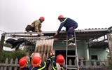 Lực lượng Công an toàn lực hỗ trợ người dân khắc phục hậu quả của bão Noru