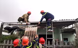 Lực lượng Công an toàn lực hỗ trợ người dân khắc phục hậu quả của bão Noru