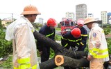 Lực lượng Công an toàn lực hỗ trợ người dân khắc phục hậu quả của bão Noru