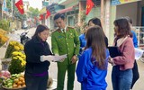 Công an Hà Nội giúp người dân đăng ký định danh điện tử
