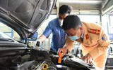 Cảnh sát giao thông hỗ trợ công tác đăng kiểm