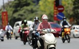 Cảnh sát giao thông Hà Nội căng mình làm nhiệm vụ ngày nắng nóng