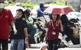 Cảnh sát giao thông Hà Nội căng mình làm nhiệm vụ ngày nắng nóng