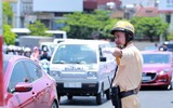 Cảnh sát giao thông Hà Nội căng mình làm nhiệm vụ ngày nắng nóng