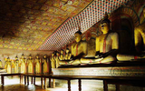 Ngôi đền huyền thoại nằm dưới khối đá khổng lồ chứa toàn tượng Phật dát vàng