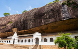 Ngôi đền huyền thoại nằm dưới khối đá khổng lồ chứa toàn tượng Phật dát vàng