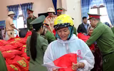 Công an quận Long Biên góp sức với đồng bào Quảng Bình thân yêu 
