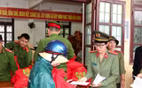 Công an quận Long Biên góp sức với đồng bào Quảng Bình thân yêu 