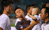 Văn Hậu cùng bạn gái tươi rói trong ngày Hà Nội FC đăng quang