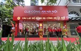 Người hâm mộ hào hứng mua áo đấu, xin chữ ký cầu thủ Công an Hà Nội