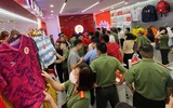Người hâm mộ hào hứng mua áo đấu, xin chữ ký cầu thủ Công an Hà Nội