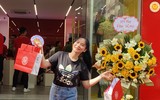Người hâm mộ hào hứng mua áo đấu, xin chữ ký cầu thủ Công an Hà Nội