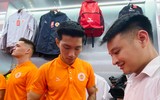 Người hâm mộ hào hứng mua áo đấu, xin chữ ký cầu thủ Công an Hà Nội