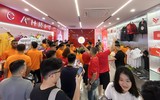Người hâm mộ hào hứng mua áo đấu, xin chữ ký cầu thủ Công an Hà Nội