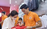 Người hâm mộ hào hứng mua áo đấu, xin chữ ký cầu thủ Công an Hà Nội