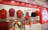 Người hâm mộ hào hứng mua áo đấu, xin chữ ký cầu thủ Công an Hà Nội