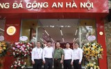 Người hâm mộ hào hứng mua áo đấu, xin chữ ký cầu thủ Công an Hà Nội