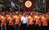 Người hâm mộ hào hứng mua áo đấu, xin chữ ký cầu thủ Công an Hà Nội