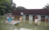 Cận cảnh cuộc sống trong vùng nước lũ ở Chương Mỹ