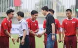 HLV Kim Sang-sik chứng kiến Khuất Văn Khang ghi bàn đẹp mắt