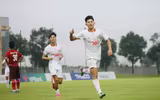 HLV Kim Sang-sik chứng kiến Khuất Văn Khang ghi bàn đẹp mắt