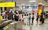 Cả ngàn người xếp hàng chờ trải nghiệm metro Nhổn - Ga Hà Nội trong tiết trời oi nóng đỉnh điểm