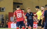 Cận cảnh màn va chạm Quang Hải - Theerathon