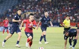 Cận cảnh màn va chạm Quang Hải - Theerathon