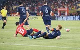 Cận cảnh màn va chạm Quang Hải - Theerathon