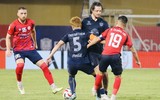 Cận cảnh màn va chạm Quang Hải - Theerathon