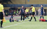 Cận cảnh màn va chạm Quang Hải - Theerathon