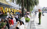 Chiến sỹ CATP Hà Nội đội nắng mưa đảm bảo an toàn, trật tự cho người dân xem hợp luyện diễu binh