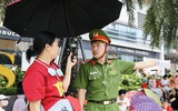 Chiến sỹ CATP Hà Nội đội nắng mưa đảm bảo an toàn, trật tự cho người dân xem hợp luyện diễu binh