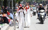 Chiến sỹ CATP Hà Nội đội nắng mưa đảm bảo an toàn, trật tự cho người dân xem hợp luyện diễu binh