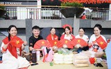 Chiến sỹ CATP Hà Nội đội nắng mưa đảm bảo an toàn, trật tự cho người dân xem hợp luyện diễu binh