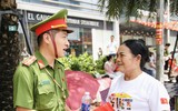 Chiến sỹ CATP Hà Nội đội nắng mưa đảm bảo an toàn, trật tự cho người dân xem hợp luyện diễu binh