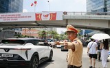 Chiến sỹ CATP Hà Nội đội nắng mưa đảm bảo an toàn, trật tự cho người dân xem hợp luyện diễu binh